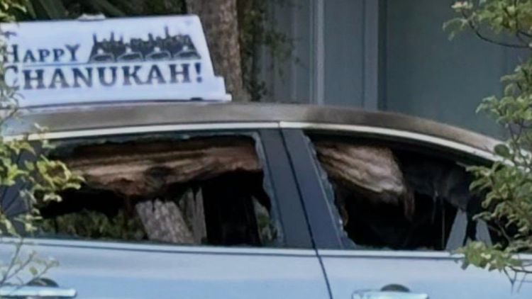 La voiture d'un rabbin décorée pour Hanoucca incendiée à Melbourne