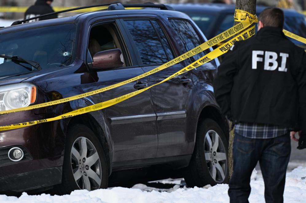 Une trace d'impact de balle est visible sur le pare-brise alors que les forces de l'ordre interviennent sur les lieux d'une fusillade impliquant des agents fédéraux, mercredi 7 janvier 2026, à Minneapolis.