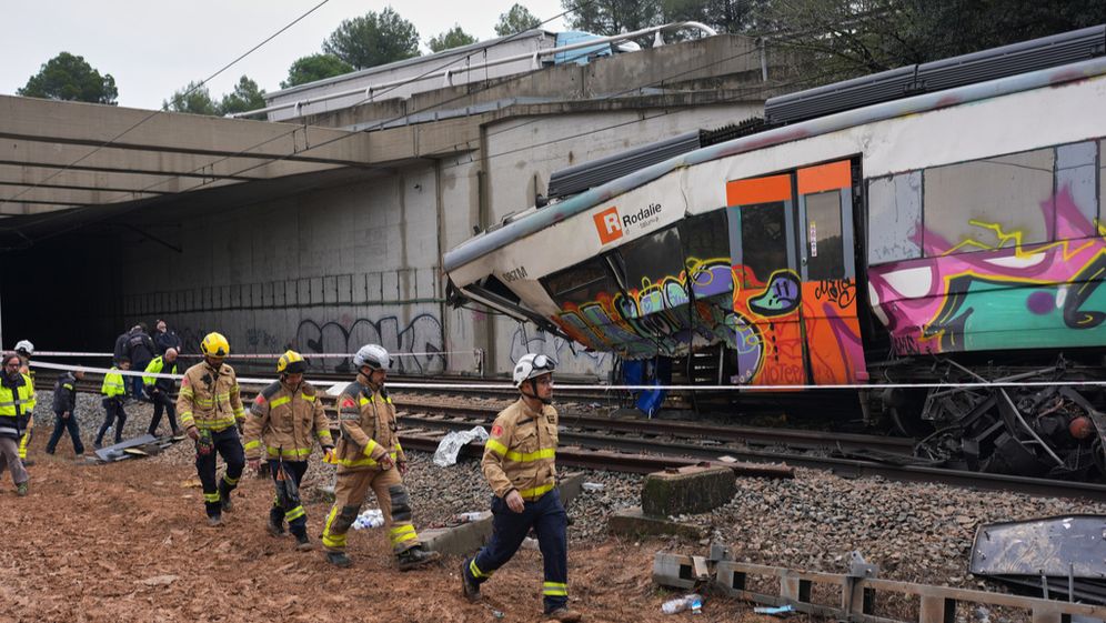 Déraillement d'un train de banlieue causé par l'effondrement d'un mur de soutènement sur les voies à Gelida, près de Barcelone, en Espagne, le 21.01.2026