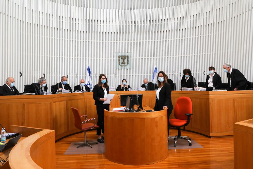 La présidente de la Cour suprême d'Israël, Esther Hayut, et les juges lors d'une session du tribunal sur les requêtes déposées contre le gouvernement, à Jérusalem le 3 mai 2020