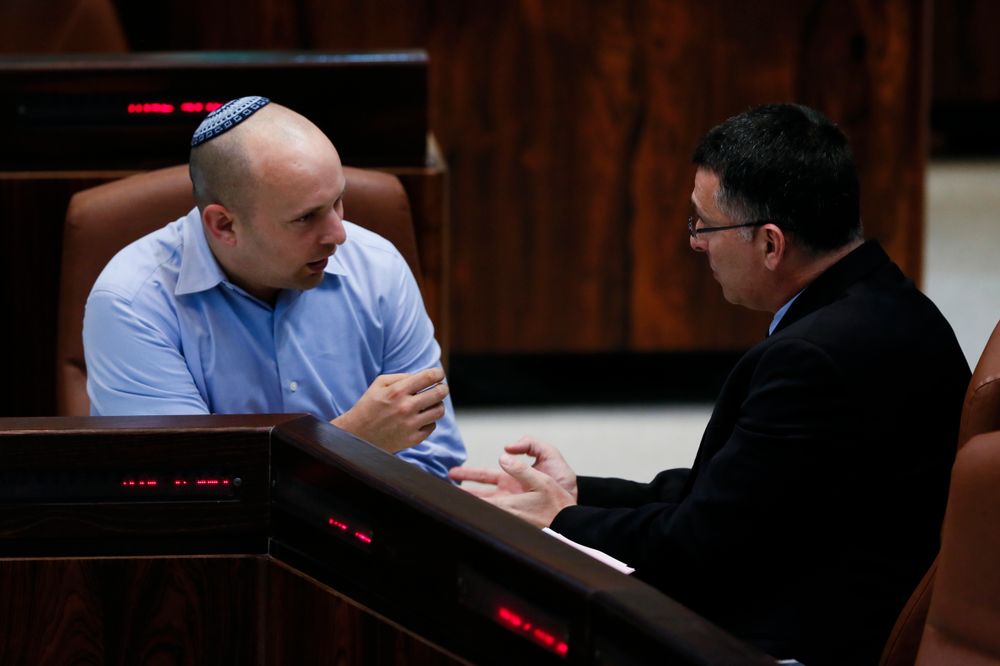 Gideon Saar (à droite) et Naftali Bennett lors d'une session de l'assemblée dans la salle plénière à la Knesset (parlement israélien) le 24 février 2014