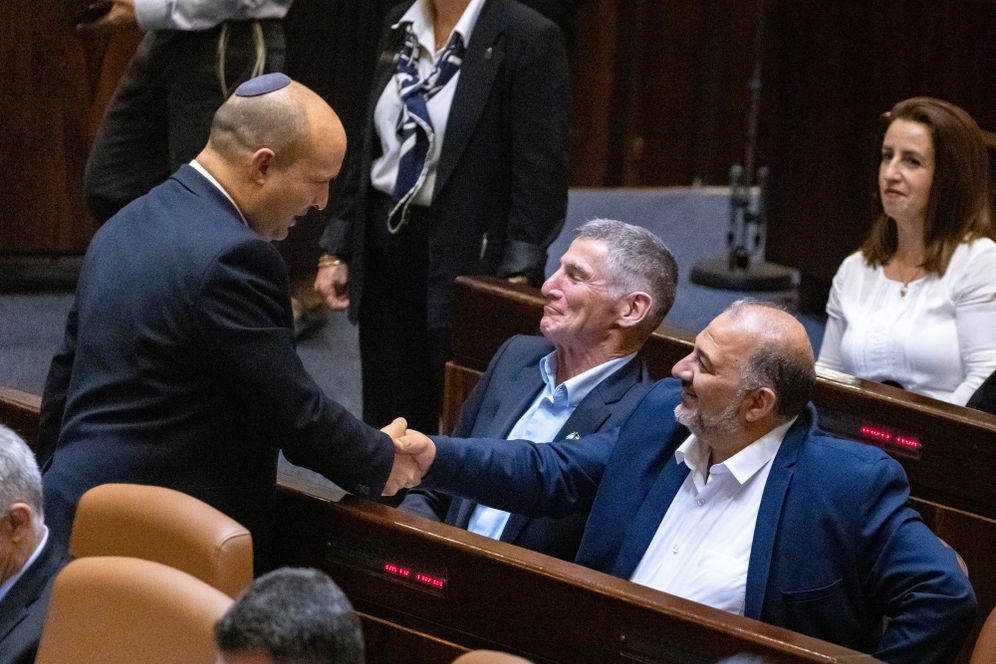 Olivier Fitoussi/FLASH90 נפתלי בנט ומנסור עבאס במליאת הכנסת, ארכיון