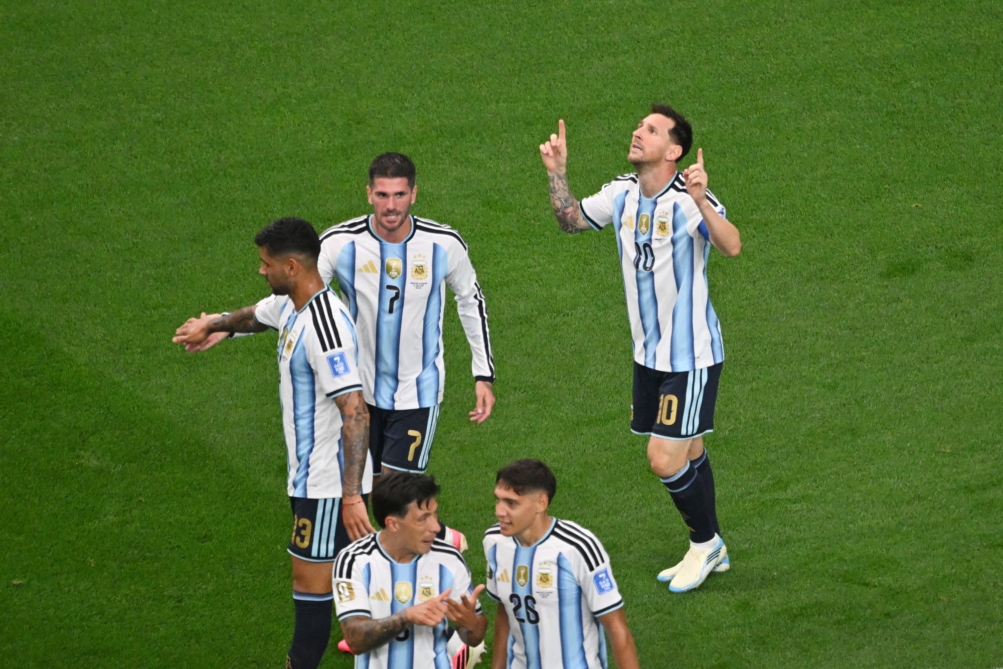ميسي يصنع التاريخ في كأس العالم.. ثنائية تقود الأرجنتين للفوز وتحطم الرقم القياسي