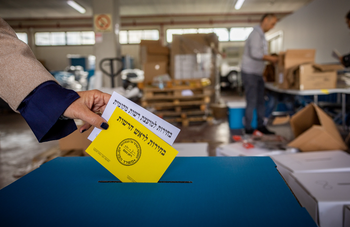Les enveloppes des bulletins pour les élections municipales à Jérusalem, le 22 février 2024.
