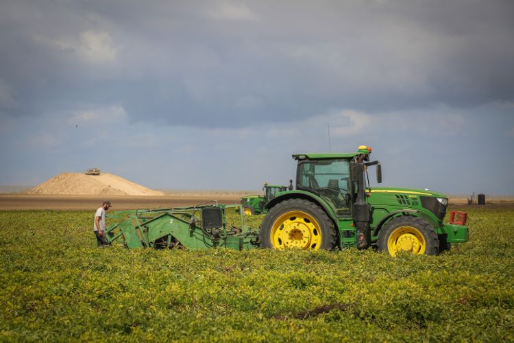 Un agriculteur israélien travaille à la frontière entre Israël et la bande de Gaza, dans le sud d'Israël.