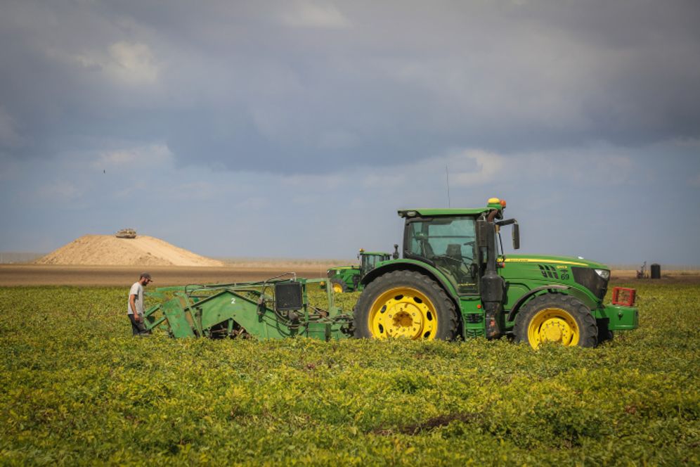 Illustration - Un agriculteur israélien travaille à la frontière entre Israël et la bande de Gaza, dans le sud d'Israël