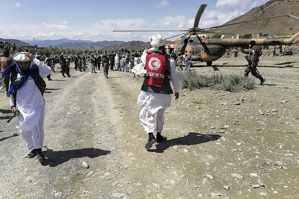 Les secours s'activent après le puissant séisme qui a frappé l'est de l'Afghanistan, le 22 juin 2022