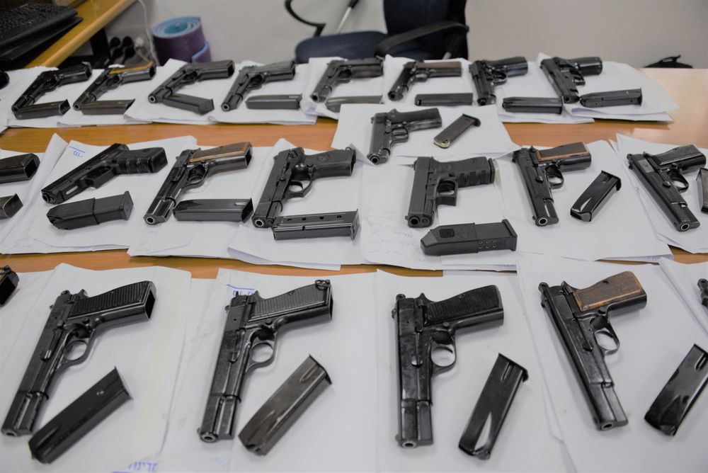 Une partie des armes saisie lors d'une opération visant à faire passer illégalement du matériel depuis la Jordanie vers Israël