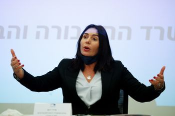 La ministre des Transports Miri Regev lors d'une conférence de presse au ministère à Jérusalem le 8 juillet 2020