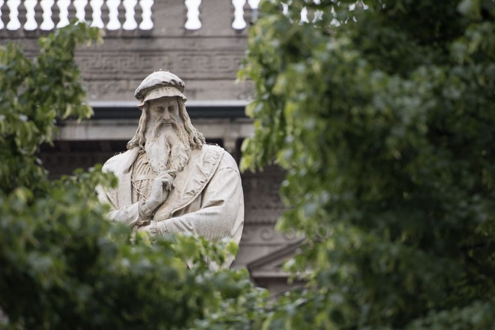 Une sculpture représentant Léonard de Vinci à Milan, en Italie