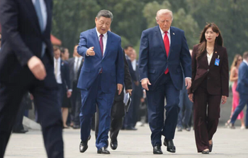 Le président américain Donald Trump, au centre, marche aux côtés du président chinois Xi Jinping, à gauche, au Temple du Ciel, le 14 mai 2026, à Pékin. 