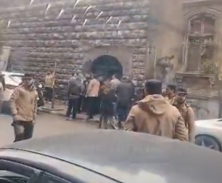 صورة وفد الحاخامان الإسرائيليان في حلب، وهي صورة التقطت من الفيديو الذي نشره المرصد السوري لحقوق الانسان