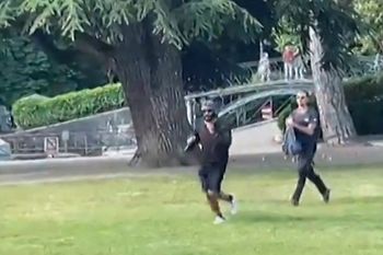 Une capture d'écran tirée d'une vidéo le 8 juin 2023 montre un homme armé d'un couteau s'enfuyant après avoir attaqué des enfants bord d'un lac à Annecy