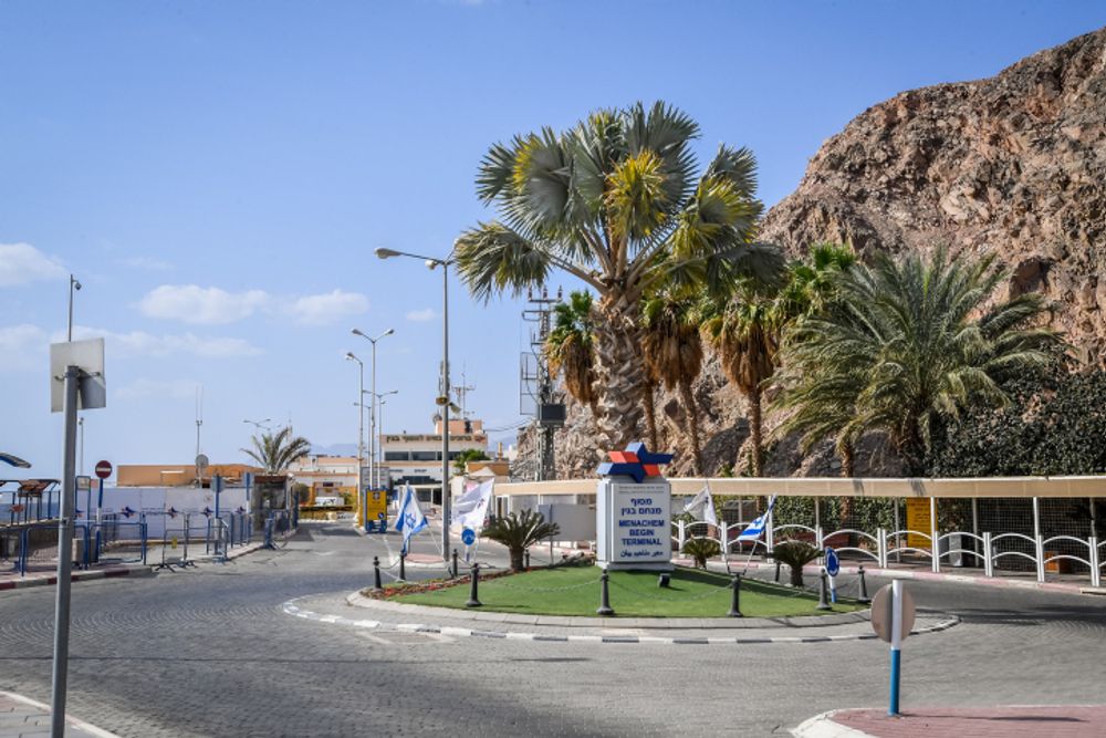 Vue du passage vide de Taba, entre Israël et l'Égypte, tel qu'il est vu depuis la ville d'Eilat, dans le sud d'Israël, le 28 janvier 2021.