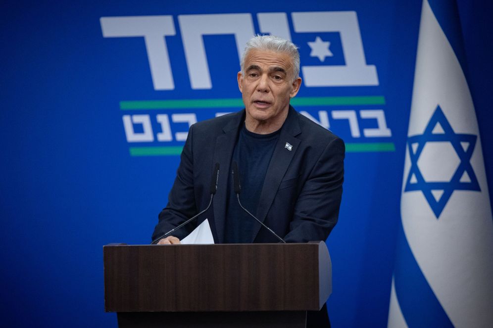 Yonatan Sindel/Flash90 יאיר לפיד בישיבת סיעה, 06.07.26