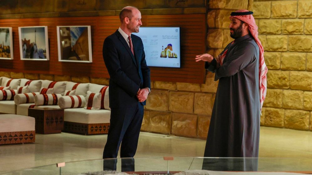 الأمير محمد بن سلمان يتجول مع الأمير وليام في الدرعية 