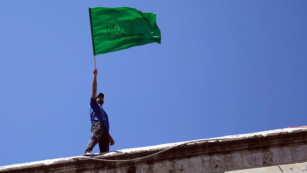 אדם מניף דגל חמאס במזרח ירושלים, ארכיון