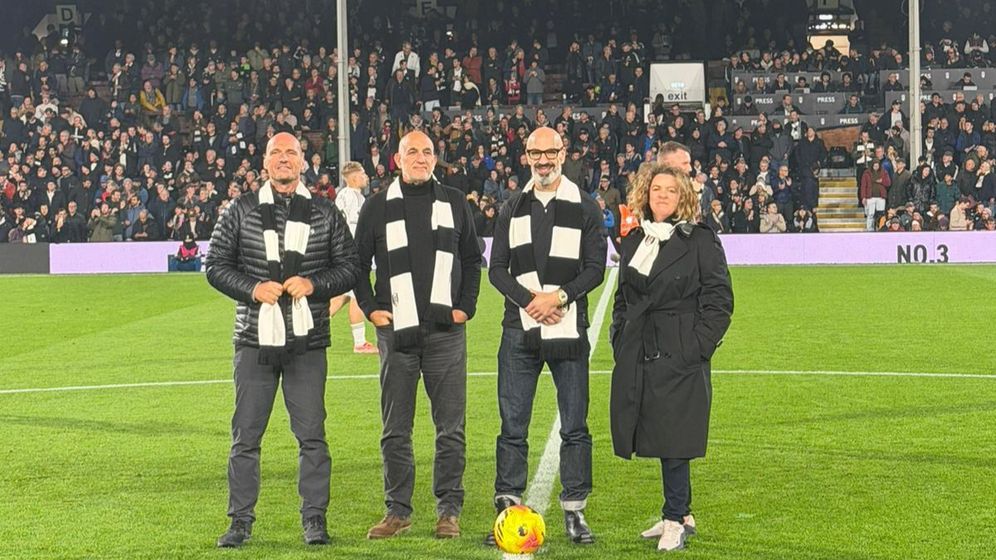 Le directeur général de HiBob, Ronnie Zahavi, sur le terrain du Fulham FC