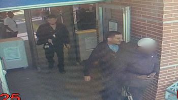 הנוסע הסמוי שהסתנן לרכבת מטען, לצד מאבטחי רכבת ישראל 17.12.2025