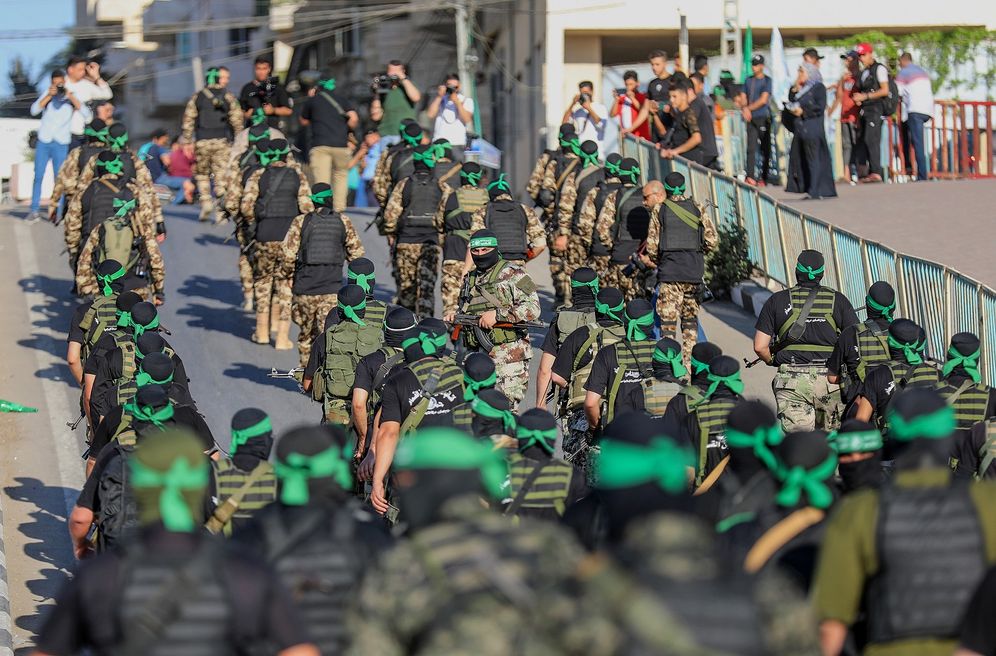 Attia Muhammed/Flash90 Des membres des Brigades al-Qassam, l'aile militaire du Hamas, participent à une marche, à l'est de la ville de Gaza, le 20 juillet 2022