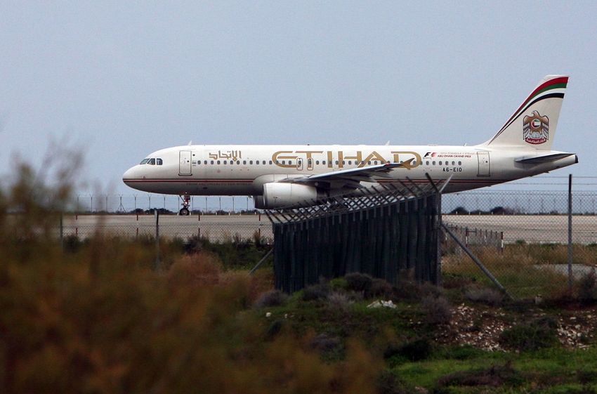 Ilustration - Un avion de la compagnie Etihad Airways, stationné à l'aéroport de Larnaca, à Chypre, le 10 janvier 2015.