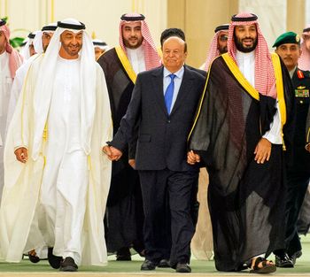 يرافق الرئيس اليمني عبد ربه منصور هادي ، وسط الصورة ، ولي العهد السعودي الأمير محمد بن سلمان ، إلى اليمين ، وولي عهد أبوظبي ، محمد بن زايد آل نهيان ،.