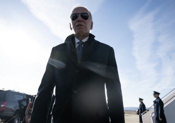 Le président américain Joe Biden s'adresse aux journalistes après son arrivée à l'aéroport régional de Hagerstown, dans le Maryland, le 4 février 2023