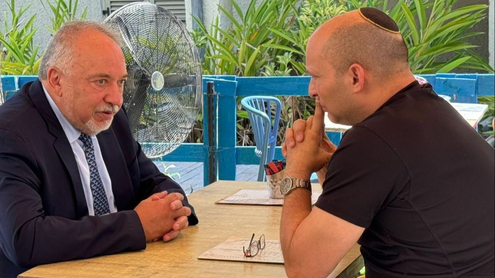 According to the Israeli copyright law 27A Naftali Bennett (à droite) et Avigdor Liberman