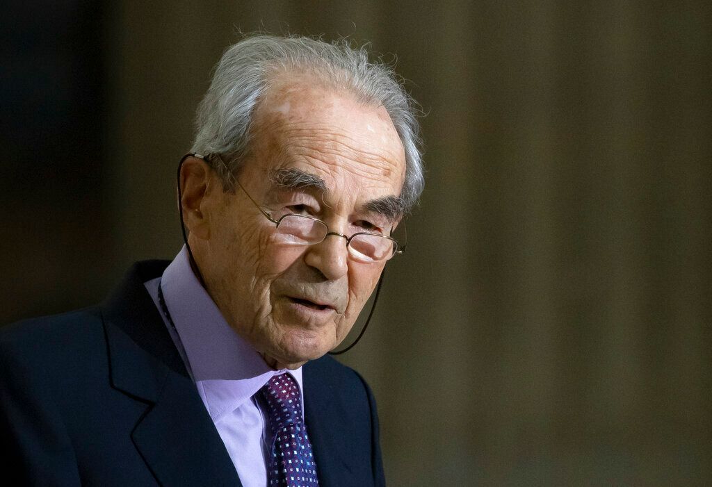 La tombe de Robert Badinter profanée à Bagneux