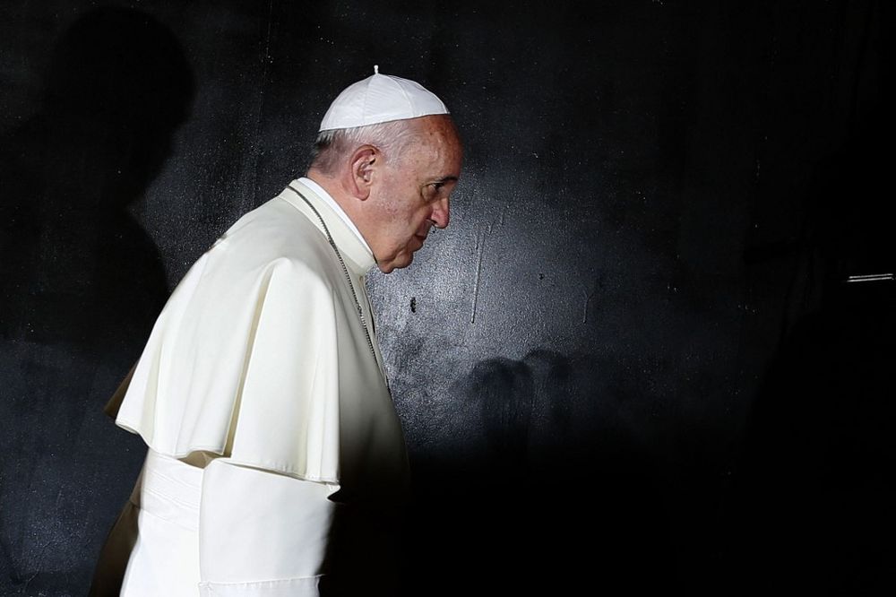 Le pape François arrive au Hall du souvenir lors de sa visite au musée mémorial de l'Holocauste Yad Vashem à Jérusalem, en Israël, le 26 mai 2014.