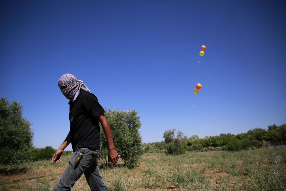 Des ballons incendiaires lancés depuis l'est de la ville de Gaza en direction d'Israël, le 15 juin 2021