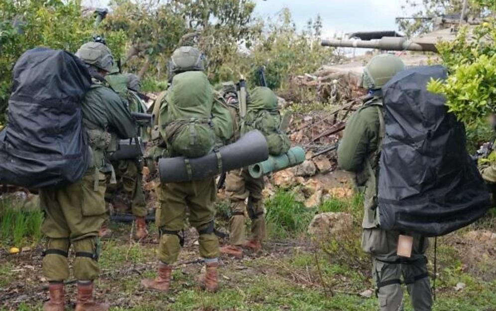 Des soldats de la 226e brigade de parachutistes de réserve de l’Armée israélienne opèrent dans le sud du Liban, sur une photo diffusée par l’armée le 29 mars 2026.