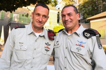 Herzi Halevi, nouveau chef d'état-major adjoint, et Eyal Zamir, chef d'état-major adjoint sortant, lors d'une cérémonie à la base Hakirya de Tel Aviv, le 11 juillet 2021.