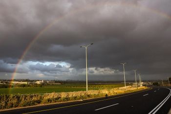 מזג אוויר גשום חורפי קשת בענן 