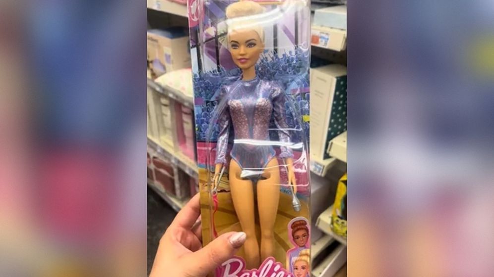 הברבי החדשה, ברקע: קהל שמצדיע במועל יד