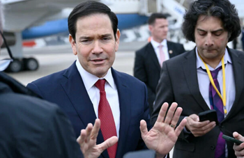 Le secrétaire d’État américain Marco Rubio s’exprime devant la presse à l’aéroport du Bourget, au Bourget, près de Paris, en France, le 27 mars 2026.