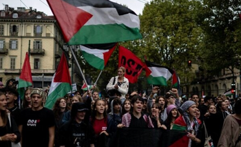 Des étudiants anti-Israël participant à la grève générale organisée par l'Unione Sindacale di Base (USB Union) à Turin, dans le nord-ouest de l'Italie, le 22 septembre 2025.
