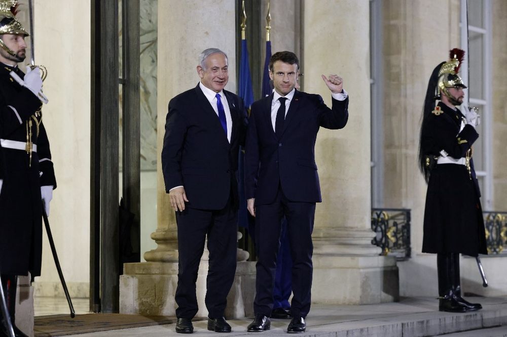 Benjamin Netanyahou et Emmanuel Macron sur le parvis de l'Elysée à Paris, le 02 février 2023
