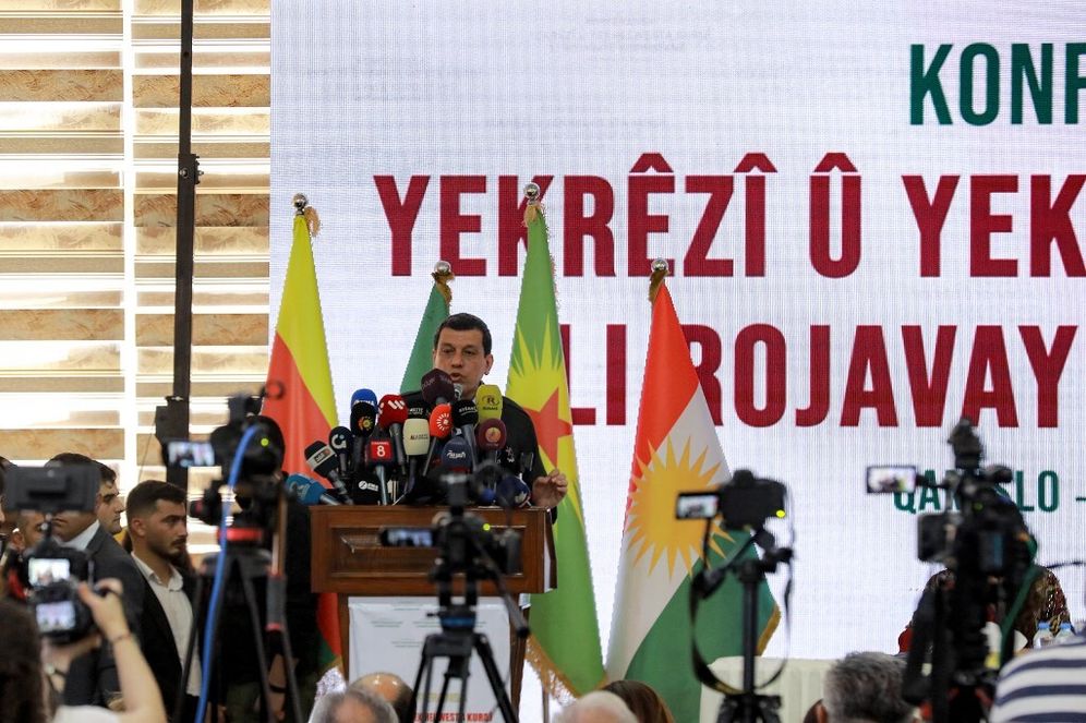 يتحدث مظلوم عبدي، القائد العام لقوات سوريا الديمقراطية (SDF)، خلال مؤتمر "الوحدة والتوافق" الكردي في القامشلي في شمال شرق سوريا في 26 أبريل 2025.