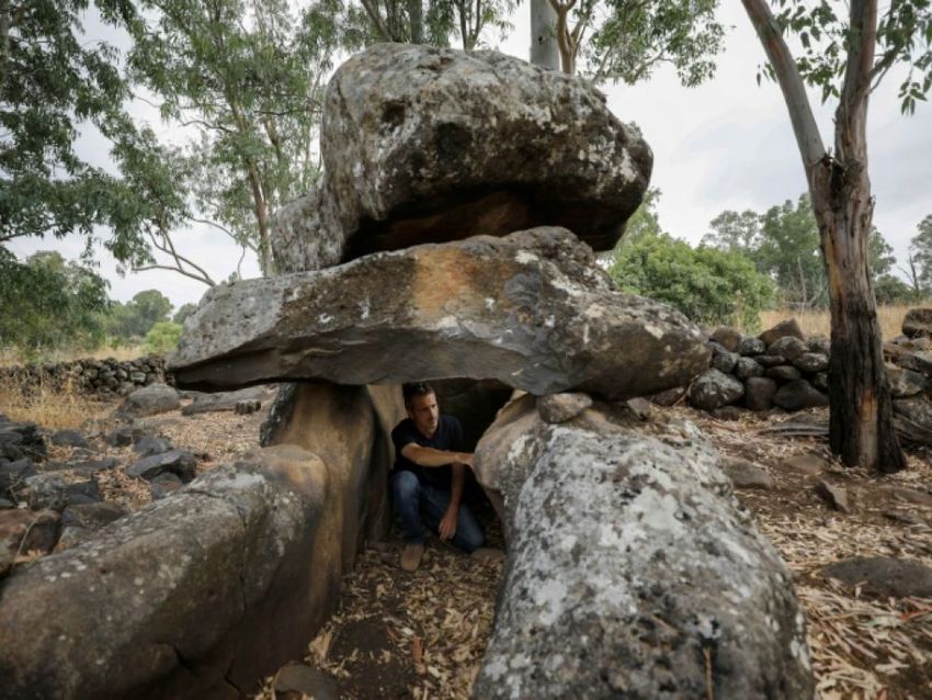 Uri Berger, archéologue de l'IAA, près d'un dolmen dans la région du Golan en Israël le 13 juillet 2020