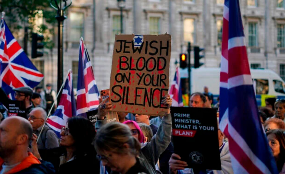 Des manifestants se rassemblent près de Downing Street lors d’un rassemblement qualifié d’« urgence nationale », organisé par la Campaign Against Antisemitism, après une attaque au couteau à Golders Green, à Londres, le 30 avril 2026.
