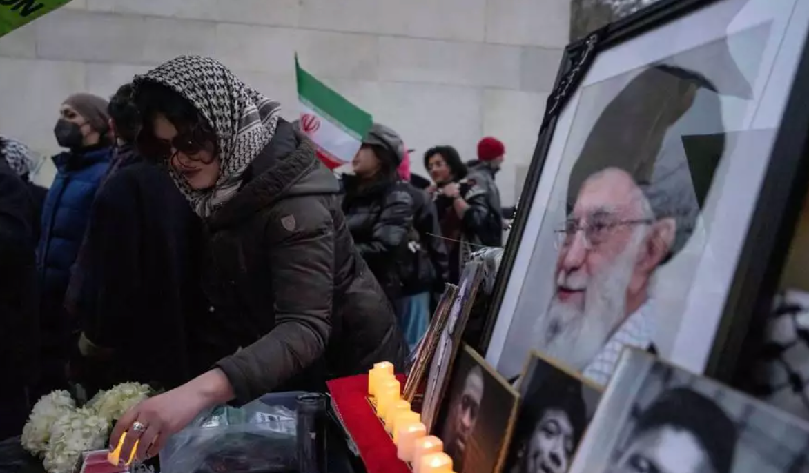 "Mort à Israël et à l’Amérique" : violents affrontements lors d’un hommage à Khamenei à New York
