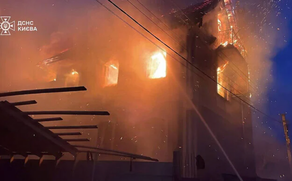 Cette photo prise et diffusée par les services d'urgence ukrainiens le 27 décembre 2025 montre un bâtiment endommagé lors d'une attaque russe à la roquette et au drone à Kiev.