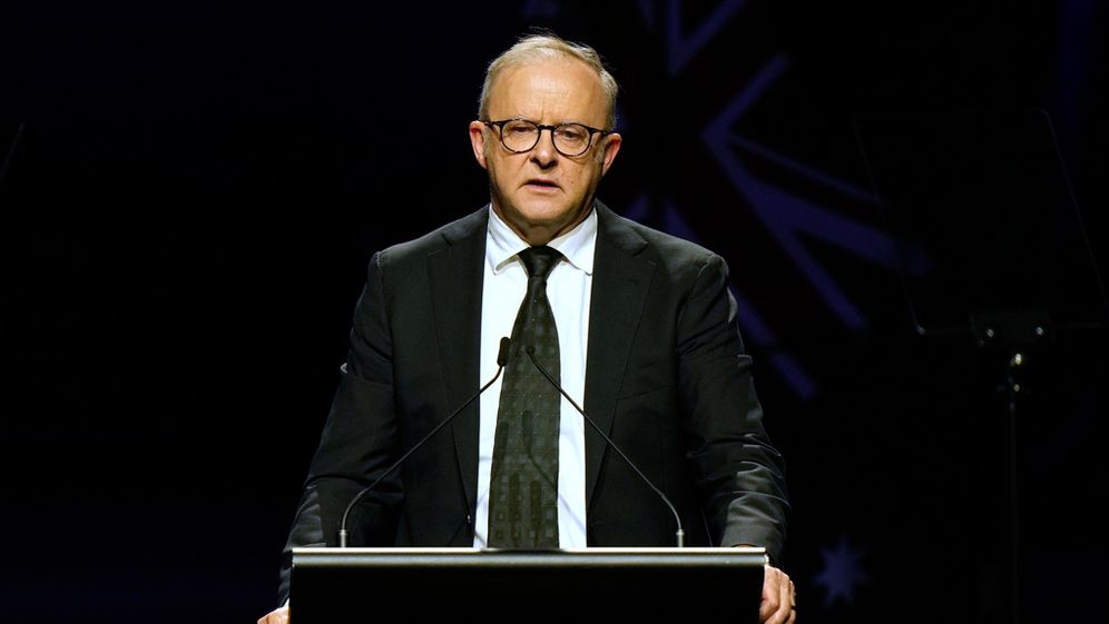 AP Photo/Rick Rycroft Le Premier ministre australien Anthony Albanese lors de la cérémonie organisée à l'Opéra de Sydney le 22.01.2026 à l'occasion de la Journée nationale de deuil en mémoire des 15 victimes de l'attentat antisémite de Sydney