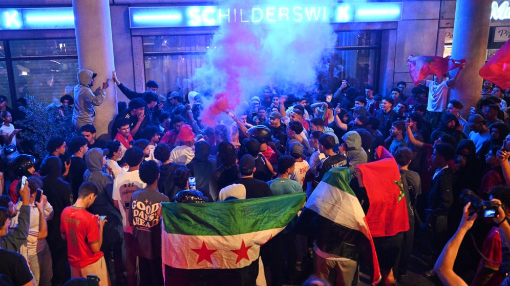 AP Photo/Mouneb Taim Des supporters marocains scandent des slogans antisémites après l’élimination au Mondial, La Haye, Pays-Bas, le 09.07.2026