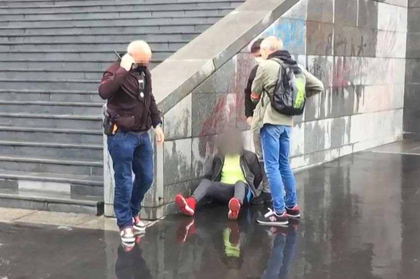 La police française détenant un suspect présumé après une attaque au hachoir devant les anciens locaux de Charlie Hebdo, à Paris le 25 septembre 2020