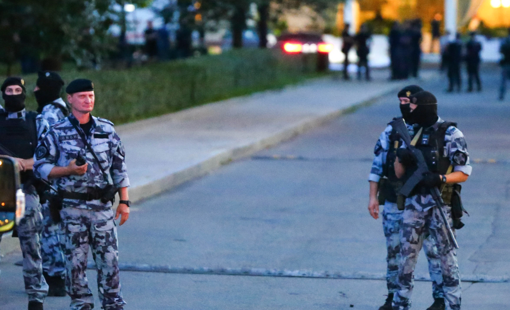 Sergei Vedyashkin/Moscow News Agency via AP La police bloque le périmètre près du restaurant où une explosion meurtrière s'est produite à Moscou, samedi 1er août 2026