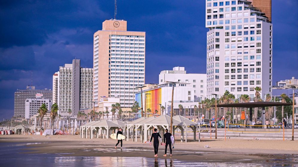 חוף ים בתל אביב בחורף