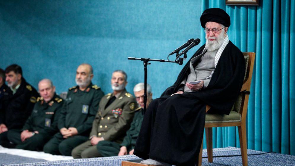 המנהיג העליון של איראן, עלי חמינאי, עם בכירי צבא איראן, ארכיון
