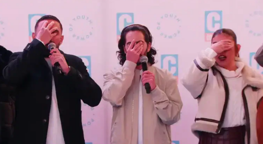 Des anciens otages récitent la prière du "Shema Israël" à Manhattan